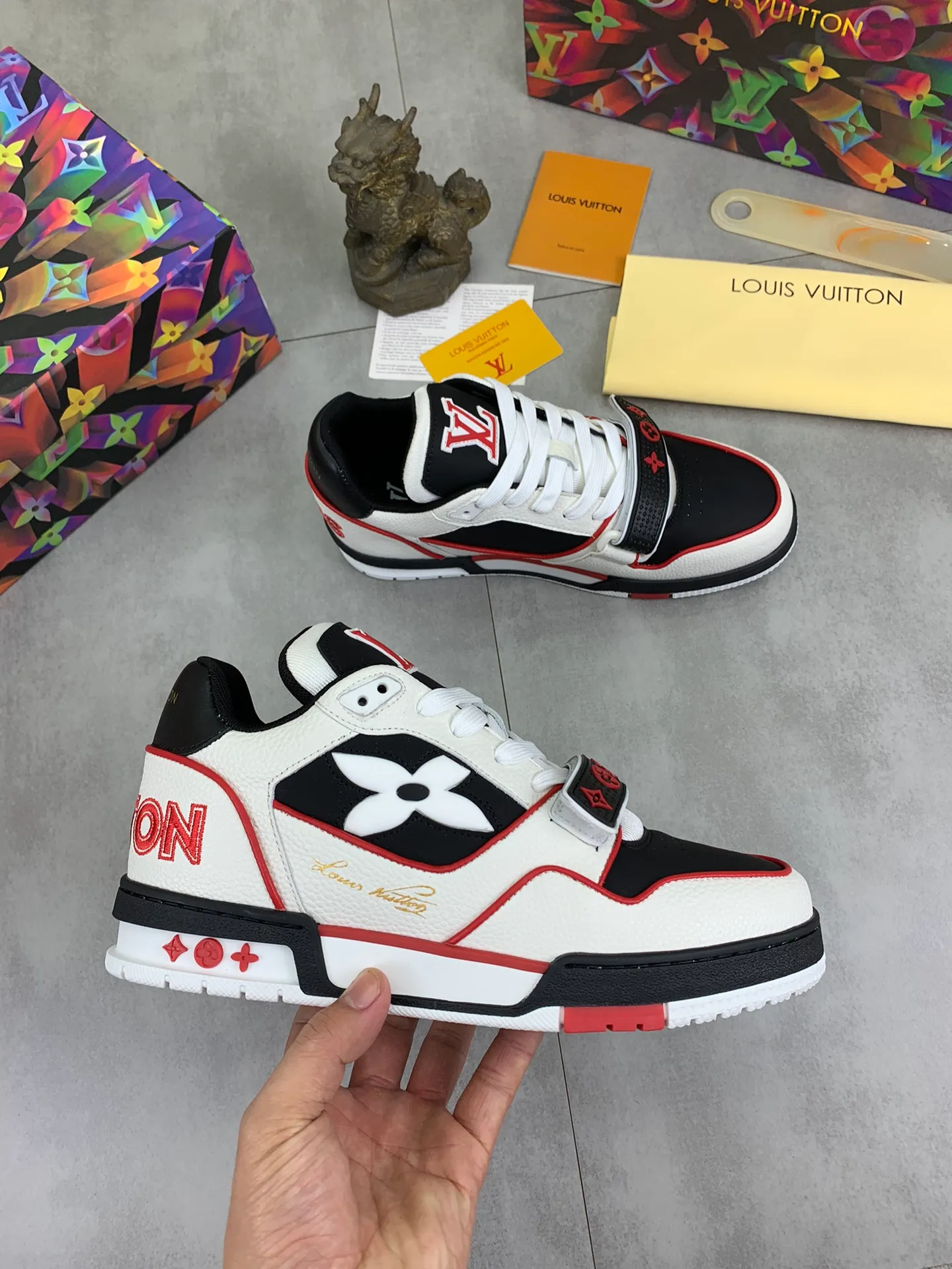 Men's shoes 💰P580 New style 💰💎💎Latest color High version 2025Louis*Vuitto* LV Traine Catwalk TRAINER outsole and fabric private model A shoe that definitely costs a lot of money and effort. This series was designed after the arrival of Vifgil. It is favored by many fans every season. Original TPU outsole Original packaging Men's size: 38-45 (46 can be customized) Color: 3️⃣ colors available (available from stock, super fast delivery)